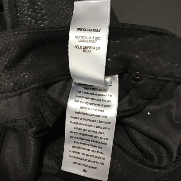 Good American Good Legs Metallic Snake Print Skinny Jeans in Black. - Picture 11 of 12